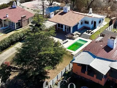 Casa 8 ambientes con 2 baños