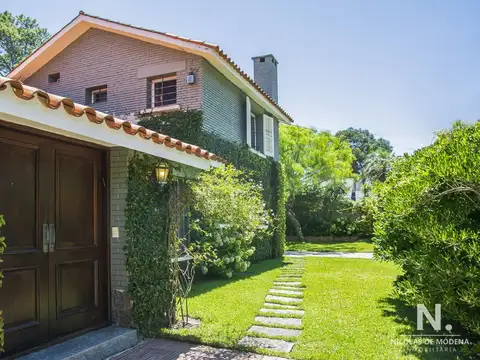 Hermosa casa ubicada a pocos metros del mar