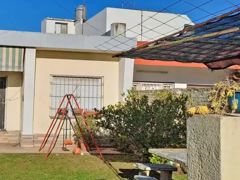 CASA 3 AMBIENTES MULTIFAMILIAR EN LOTE PROPIO CON JARDIN