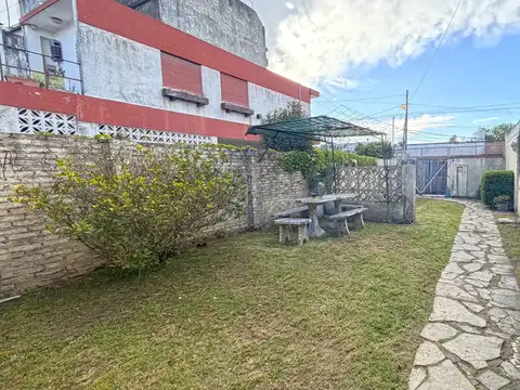 CASA 3 AMBIENTES MULTIFAMILIAR EN LOTE PROPIO CON JARDIN