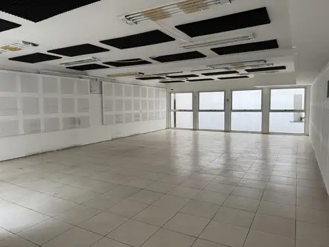 Oficina 12 ambientes con 2 baños