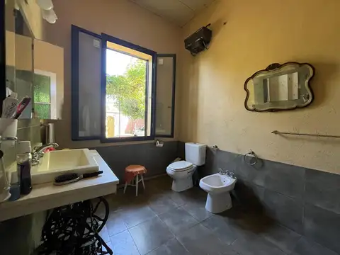 Casa 5 ambientes con 2 baños