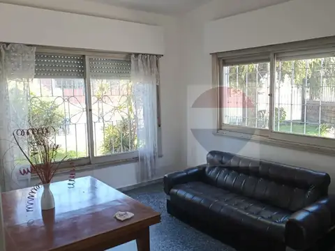 Casa en Alquiler con 1 cochera