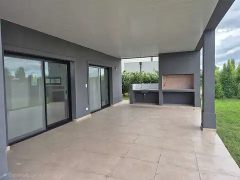 Casa 4 ambientes con 3 baños