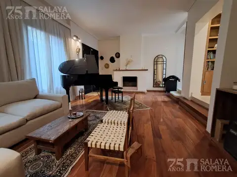 Casa en Alquiler con 1 cochera