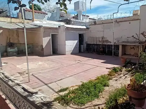 Casa 6 ambientes con 1 baño