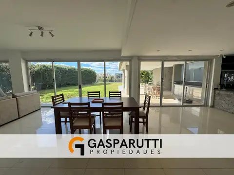 Casa en Venta con 4 cocheras