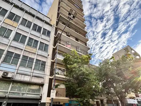 4 ambientes al frente con balcón corrido. Vista abierta.