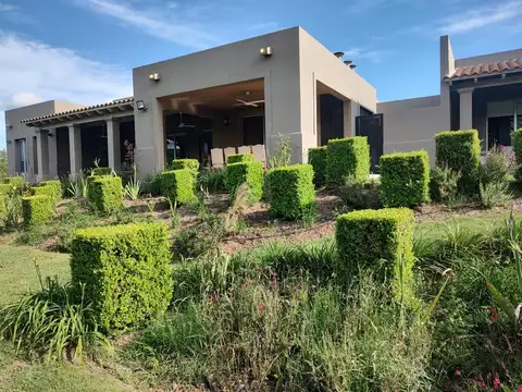 Preciosa casa 3 dorm suite/jardin parquizado Valle Escondido