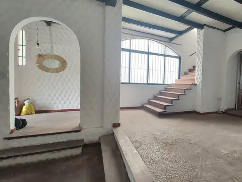 Casa en Alquiler con 2 cocheras