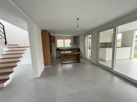 Casa 5 ambientes con 4 baños