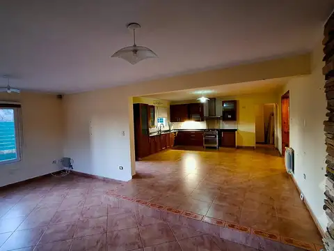VENTA:  CASA 4 Dormit- con Quincho  y  Piscina  s/Ruta 7 . CENTENARIO (NQN)