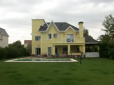 CHALET EN ABRIL  CON 3 DORMITORIOS, GRAN PLAYROOM Y PISCINA!