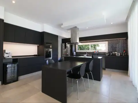 Casa en Alquiler con 2 cocheras