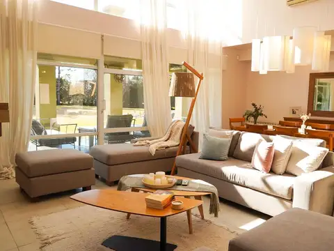 Casa en Venta con 3 cocheras