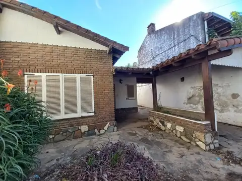 Casa frente a la plaza principal en venta, General Las Heras