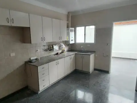 Departamento 3 ambientes PB al frente con Patio en OLIVOS
