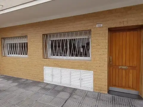 Departamento 3 ambientes PB al frente con Patio en OLIVOS
