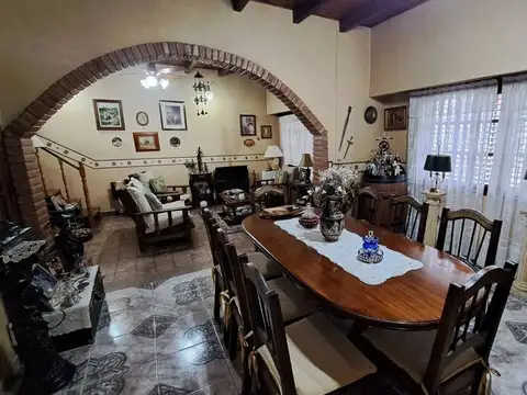 VENTA CASA 6 AMB, GARAGE, PARQUE, QUINCHO, MORÓN