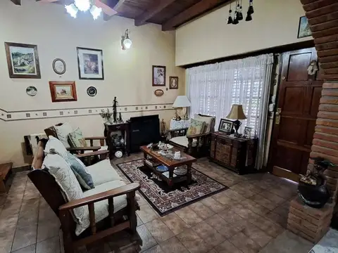 VENTA CASA 6 AMB, GARAGE, PARQUE, QUINCHO, MORÓN