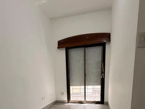 Oficina 12 ambientes con 5 baños
