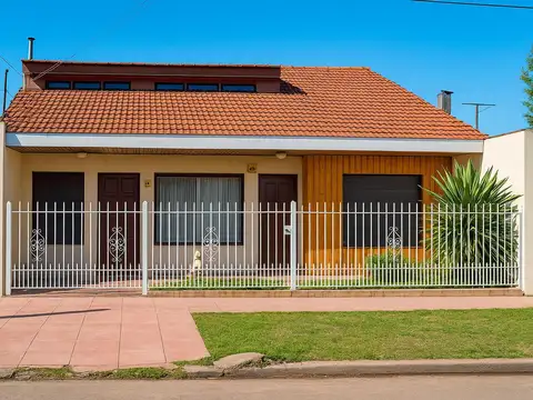 VENTA CASA 4 AMBIENTES EN MORON SUR CON PATIO