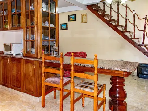 VENTA CASA 4 AMBIENTES EN MORON SUR CON PATIO