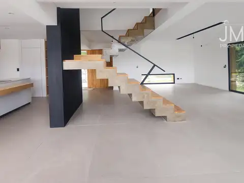 Casa de diseño en Lagoon Pilar con pileta y excelente calidad constructiva