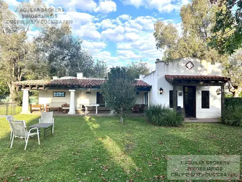 Venta casa en Barrio con portón, Bella Vista