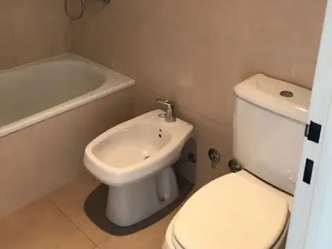 Luminoso, contrafrente, excelente estado, muy práctico, cerca de la estación