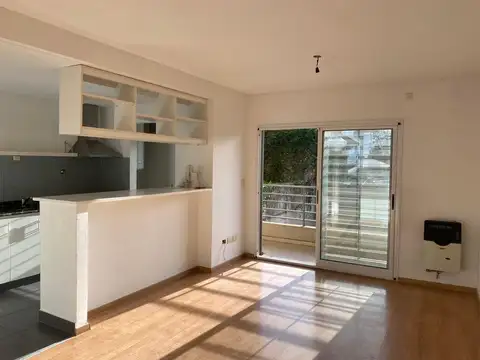 Luminoso, contrafrente, excelente estado, muy práctico, cerca de la estación