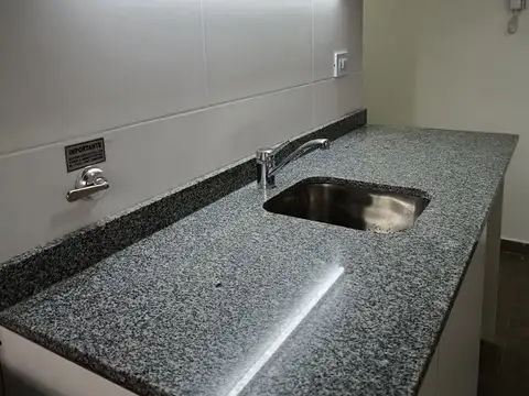 IMPECABLE MONOAMB. CON PATIO A ESTRENAR