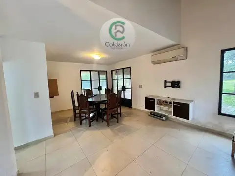 Casa en Alquiler con 2 cocheras