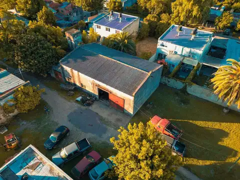 GALPÓN EN VENTA GONNET AMPLIO LOTE CON DOS CASAS