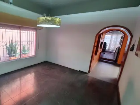 Casa 5 ambientes con 2 baños