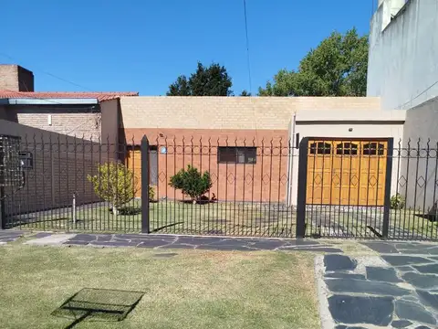 Venta de Casa 2 Dormitorios en Los Hornos, La Plata