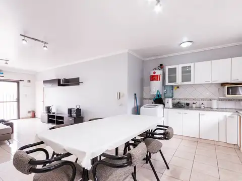 LUMINOSO DEPTO TIPO CASA AL FRENTE  CON TERRAZA Y PARRILLA SIN EXPENSAS