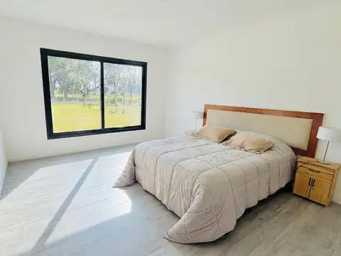 Casa en Alquiler con 4 cocheras