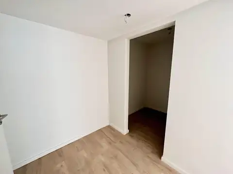 Piso en Venta de 4 Ambientes con Dependencia - Balcon  - Cochera Opcional