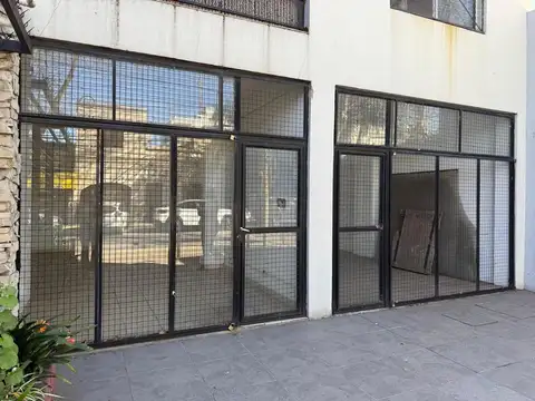 Hay dos locales disponibles, el precio es por cada local
