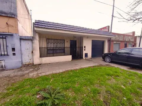 VENTA CASA 2 DORMITORIOS CON PATIO VERDE COCHERA Y GRAN QUINCHO