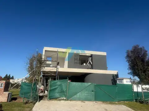 Casa 4 ambientes con 4 baños