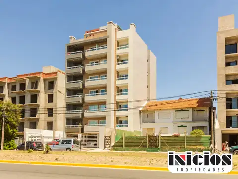 Dpto: Av Costanera 1036 E/ Sarmiento y Entre Rios - Mar de Ajó Norte - C921