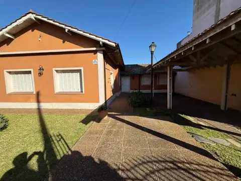 Venta Casa Tipo Chalet 4 Ambientes Parque Pileta Banfield