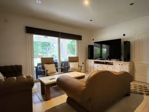 Casa 5 ambientes a la venta en Pilar + escritorio