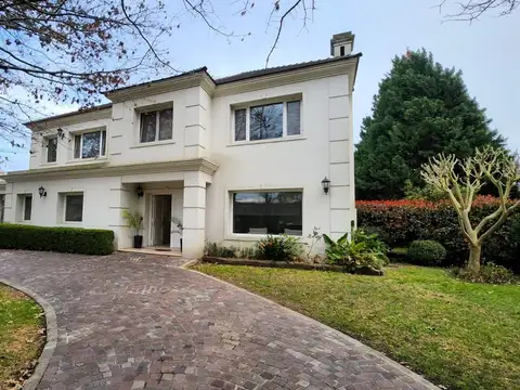 Casa 5 ambientes a la venta en Pilar + escritorio