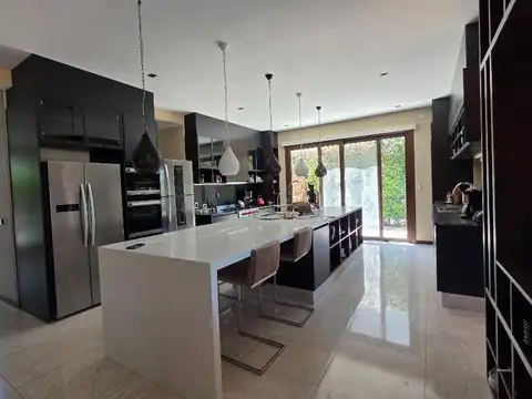 Casa en Venta con 5 cocheras