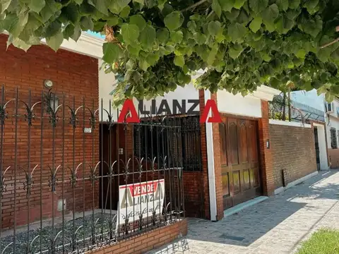 Gran Casa en Venta en Calle Castelli 900