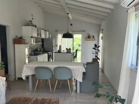 Casa 4 ambientes con 2 baños