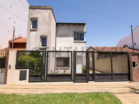 CASA 3 AMBIENTES CON PATIO Y COCHERA - CASEROS